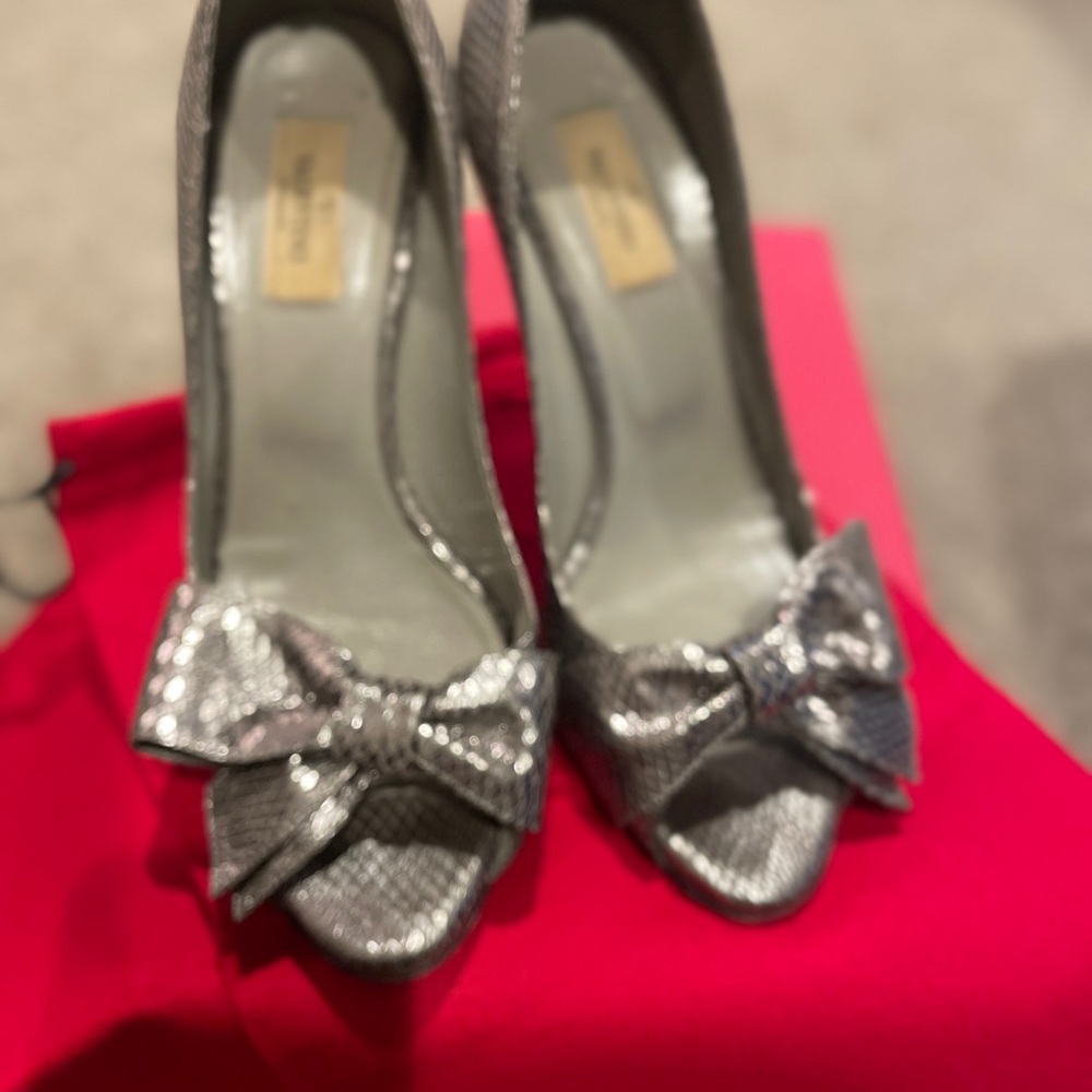 Valentino Garavani 5” heels platinum color